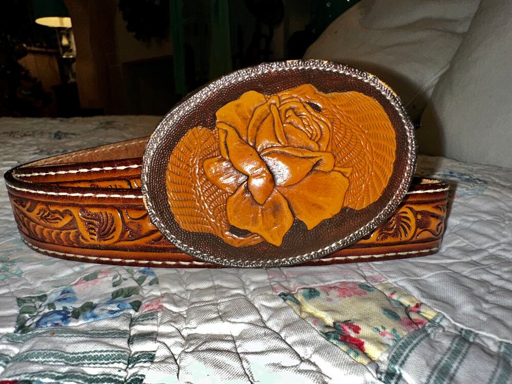 VINTAGE UNWORN TONY LAMA COMONCHERO TOOLED LEATHER WESTERN BELT & BUCKLE UNISEX